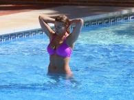 Gemma Atkinson pręży biust i pośladki na basenie